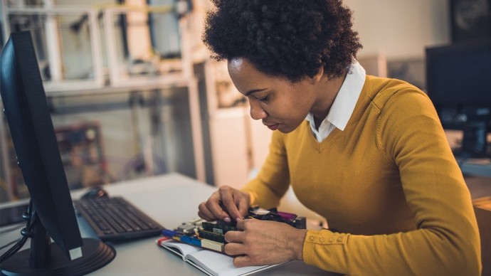 Do you support female hardware engineers in the technology industry?