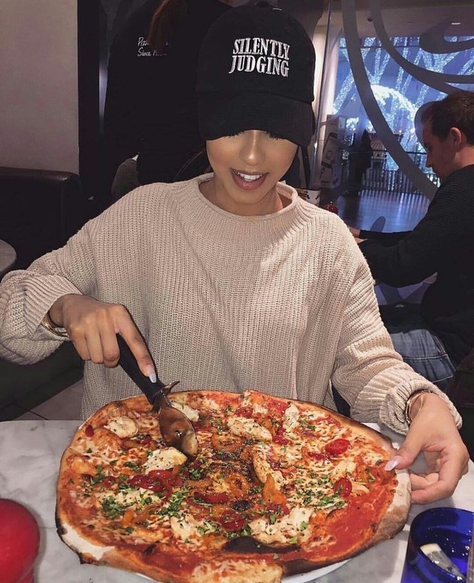 Guys, do you pay attention to how much a girl eats on a date?