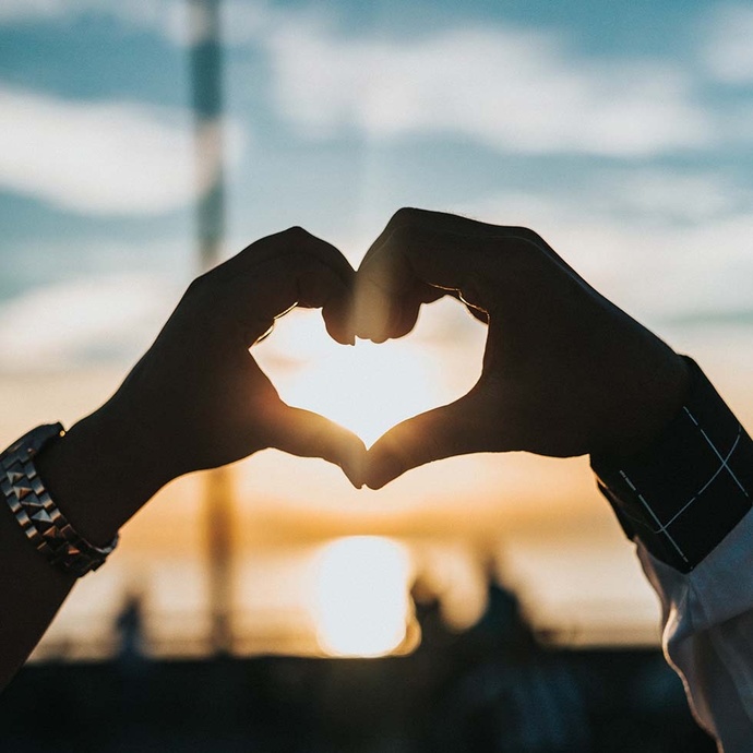 How do I get closer to an introverted guy?