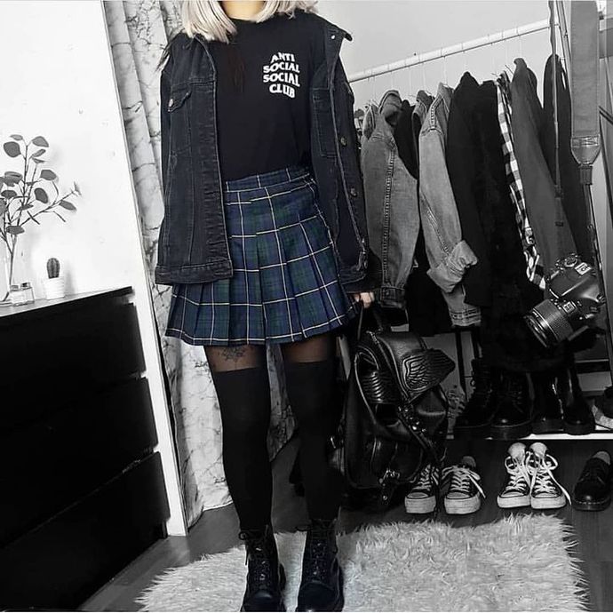 Which outfit is cuter?