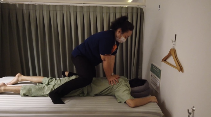 Girls, If your boyfriend/husband received a massage in this straddle position for 15-20 secs would you have a problem with it? If so what would it be?