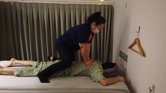 Girls, If your boyfriend/husband received a massage in this straddle position for 15-20 secs would you have a problem with it? If so what would it be?
