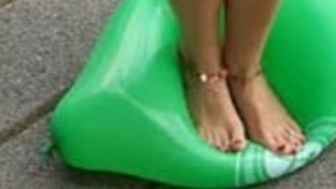 Girls, You are given with 100 balloons. You should stomp all the 100 🎈 in 10 mins. with your barefoot? Can u do? How many 🎈 can you stomp?