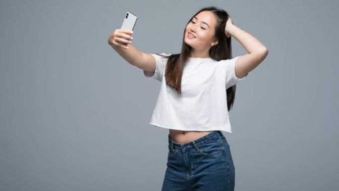 Don’t you hate girls like this who think they're really pretty and have tacky poses on Instagram?
