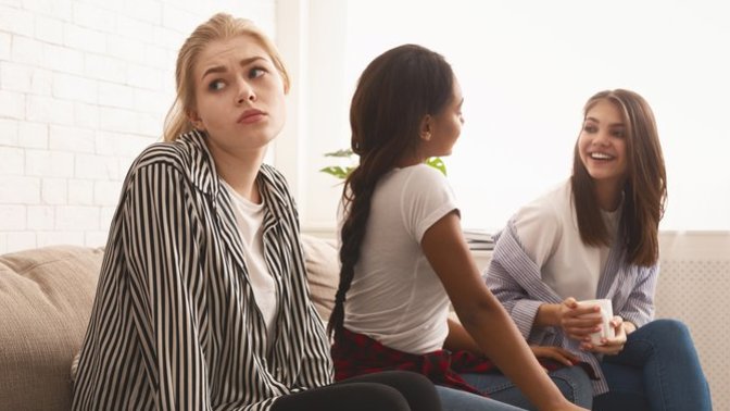 What advice to give to a "nice girl" who feels she is struggling against other girls?