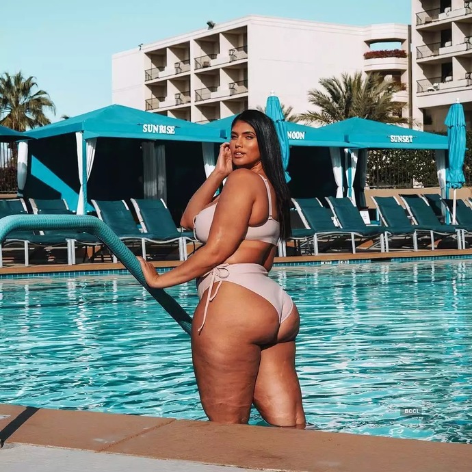 LaTecia Thomas (5'11")