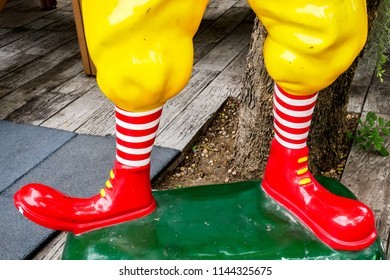 Anybody know a good fashion app/site that tells you what clothing attires look good and match with your prefer attire?