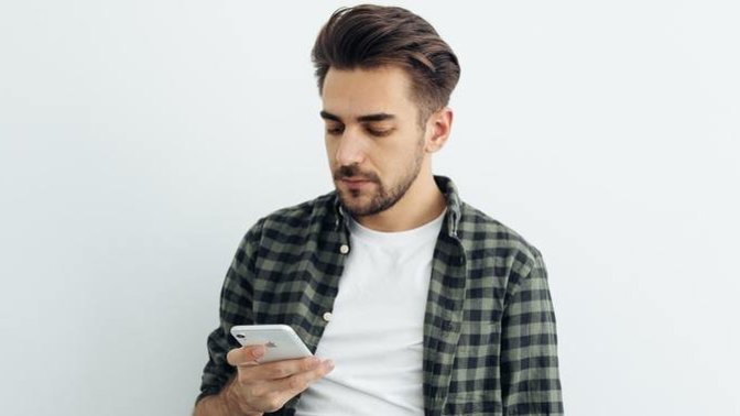 Girls, why do you not answer guys pretty much straight away? What are some reasons to postpone answering?