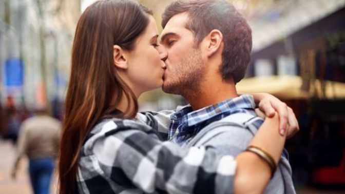 Do you prefer big lips (the natural kind, not the artificial fake ones) or thin lips when kissing?