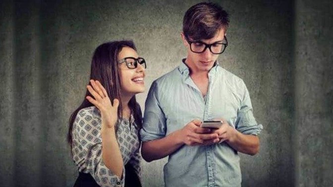 How does an introvert show signs of disinterest?