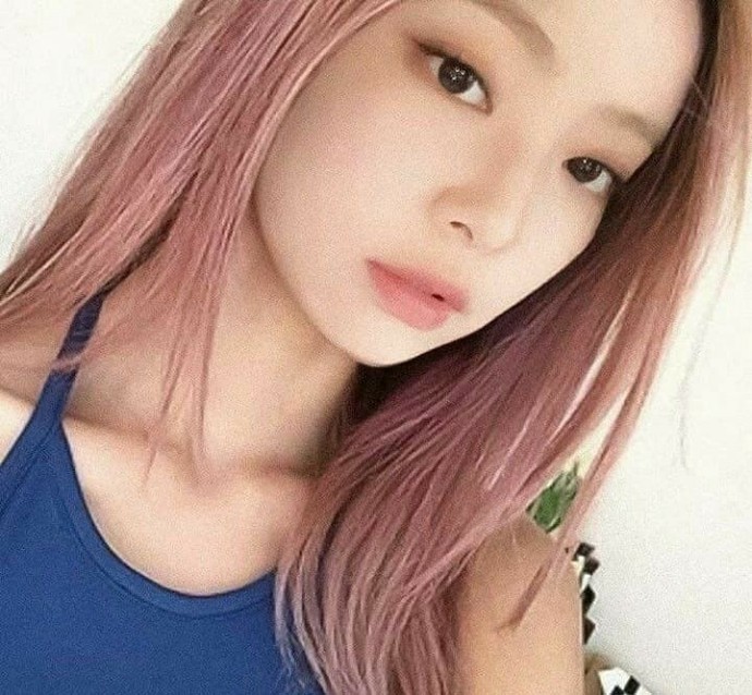 When you see an adult woman who has green, blue, or pink hair, does the hair color suggest anything about her personality?