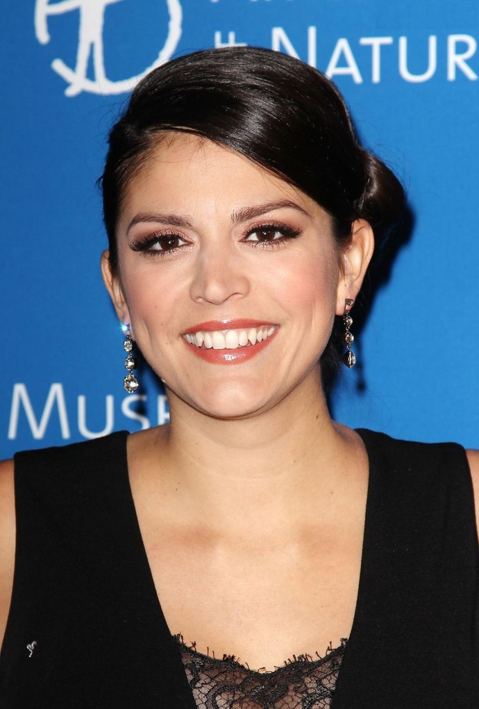 Im watching the SNL Christmas special and I cant help but be attracted to Cecily Strong, do you want her too?