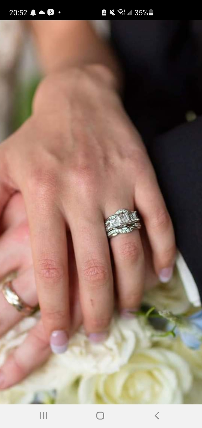 Ladies what carat would your engagment ring have to be to make you happy?