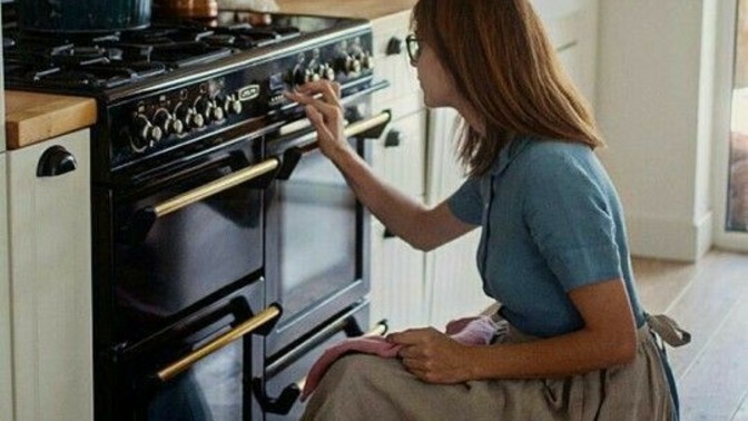 Should females be expected to clean/cook/do housework more than men?