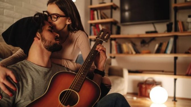 What are the pros to dating a musician?