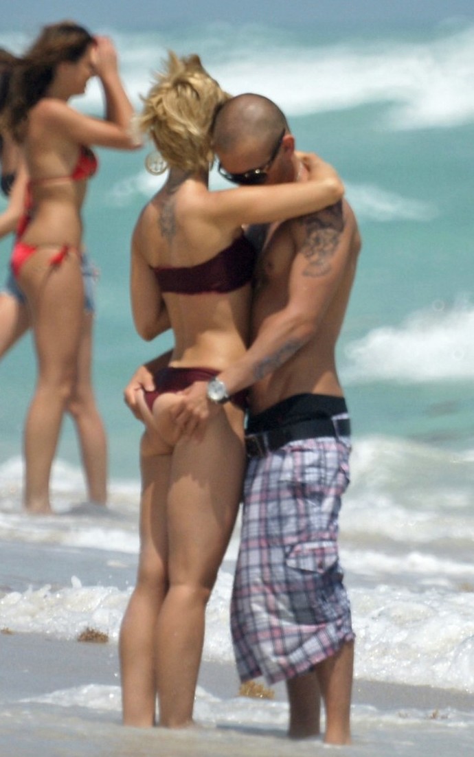 How many girls like tight grip on the ass while making out (BIGGEST POLL IN UNIVERSE)?