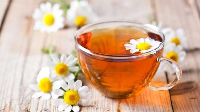 Why do women drink hot tea more than men?