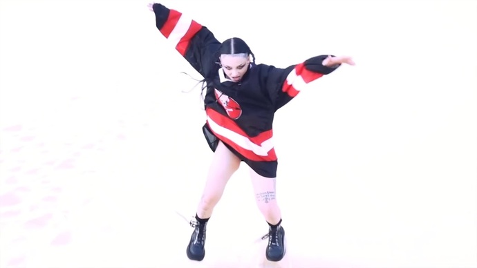 The over sized shirt and the big platform bootss <3