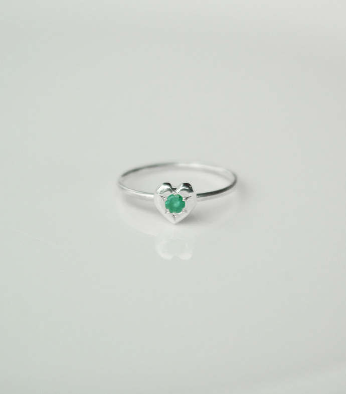 Which emerald ring looks prettier for daily?