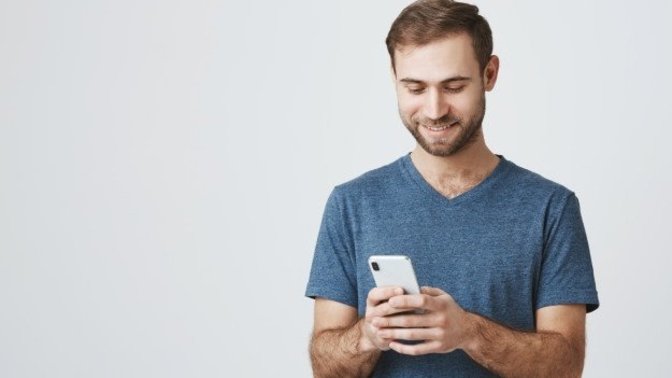 How can I start a conversation with a girl I just meet online?
