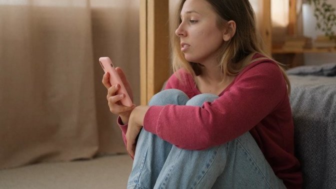 What are some general, common clues someone is lying over text message/email/online?