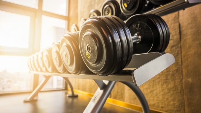 What do women think of men who struggle while working out?