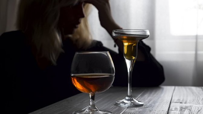 How can I help my recovering girlfriend with alcohol withdrawal?