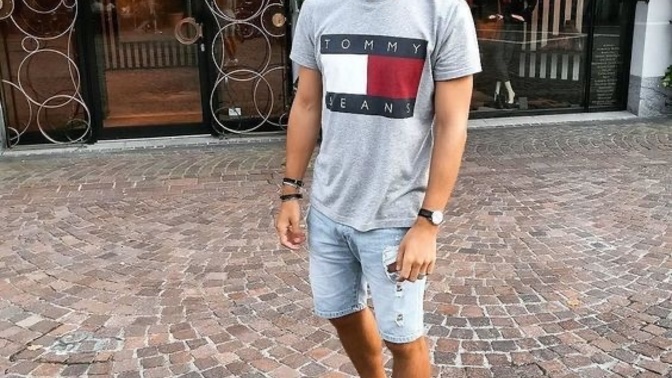Do shorts and sneakers look attractive on a guy?