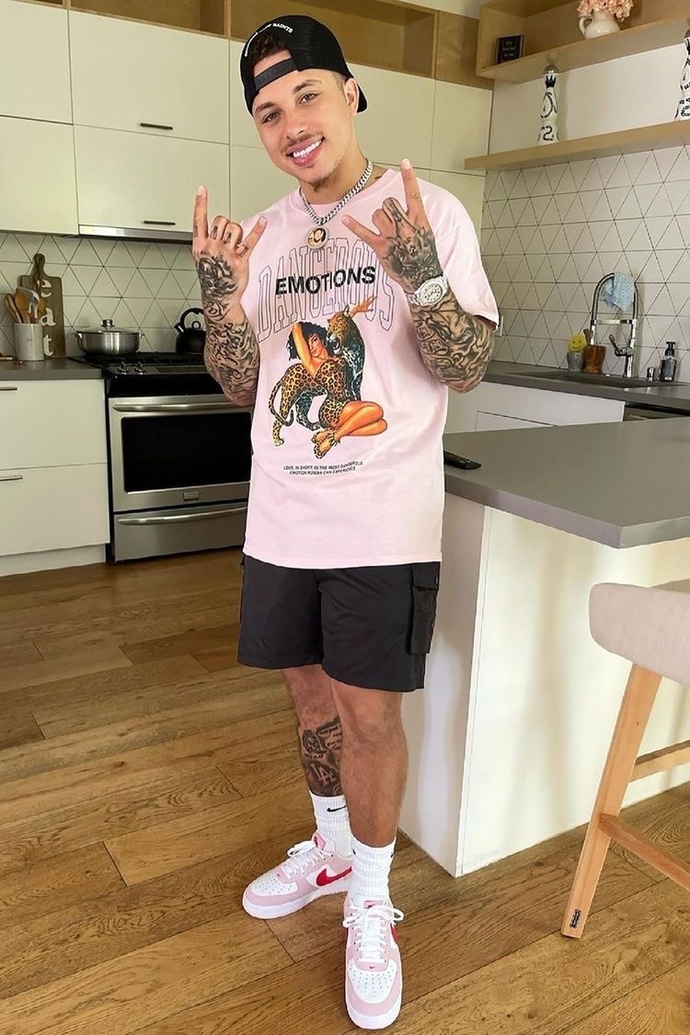 What’s your thoughts on men wearing pink, it could be bright or dull pink?
