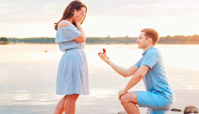 Is proposing to a woman for marriage bowing down on a knee a simp mangina move?