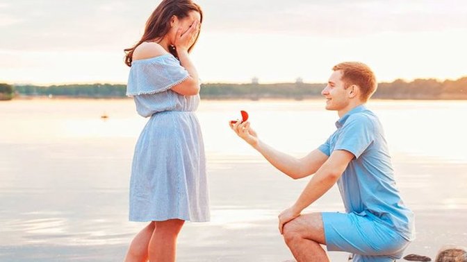 Is proposing to a woman for marriage bowing down on a knee a simp mangina move?