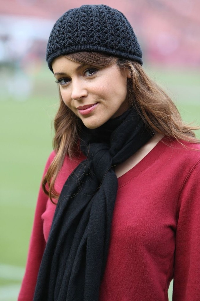 Guys, Do you find Alyssa Milano physically attractive?