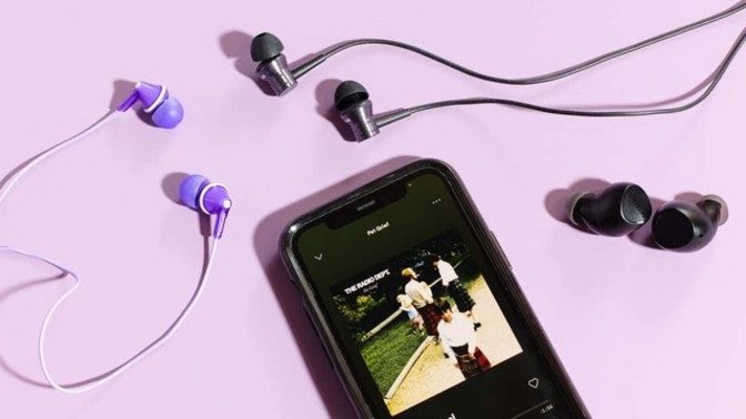 Is it common for earbuds/earphones to have one side louder? Does it annoy you or do you not mind it?