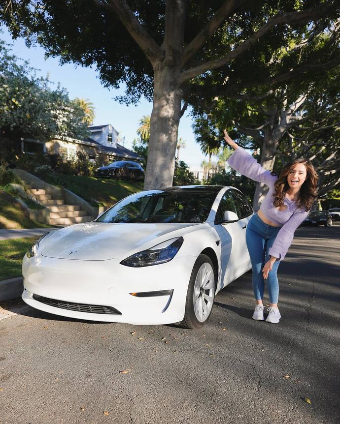 Would you accept this car from Pokimane?