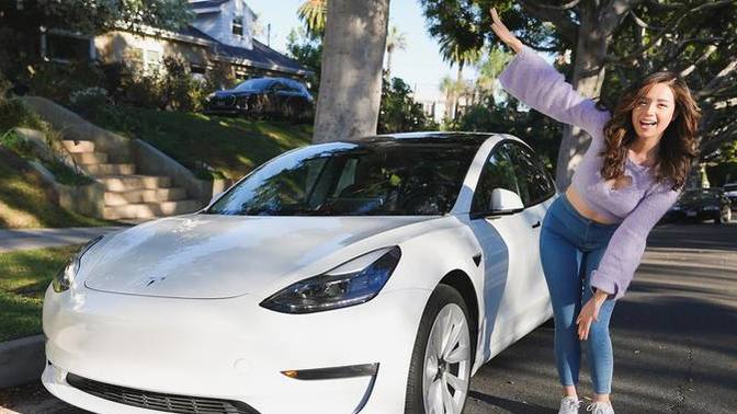 Would you accept this car from Pokimane?