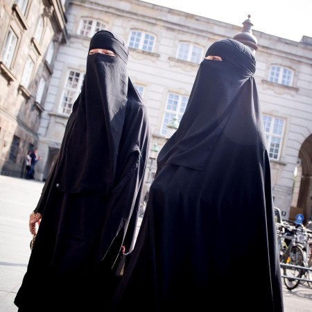 Should burqas (muslim womens wear) be banned? Why or why not?