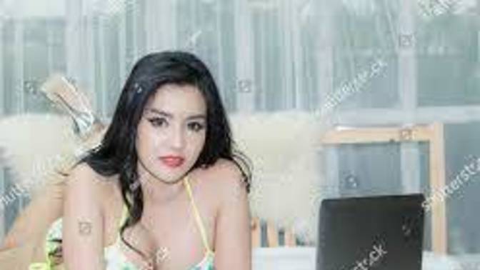 Do you think that attractive women realize that the Subs they have is from their looks not what their videos are about on YouTube?