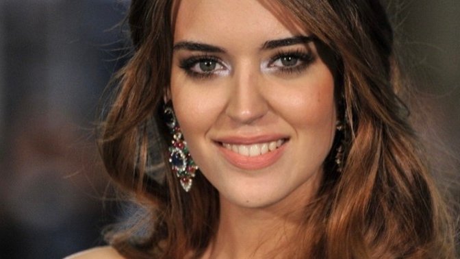 I posted a picture of a woman I think is pretty. Do you think she is pretty or not?