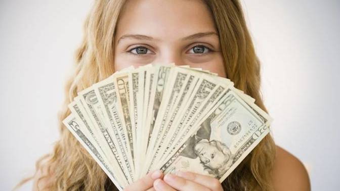 Is showing off your money a bad idea in a relationship? Should I hide that I have money?