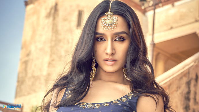 Which actress is looking most beautiful?