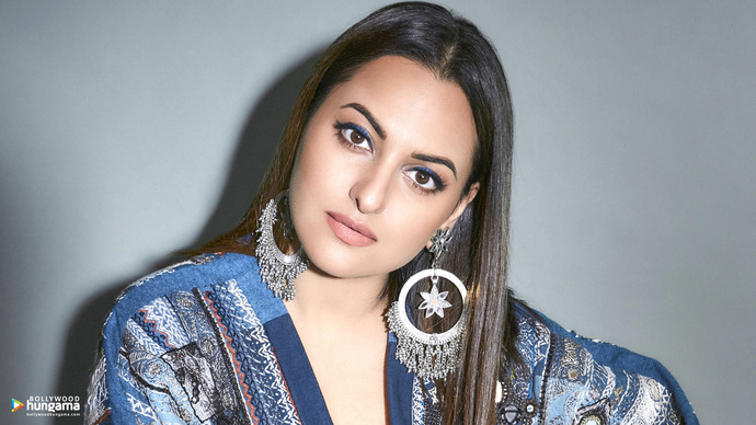 Which actress is looking most beautiful?