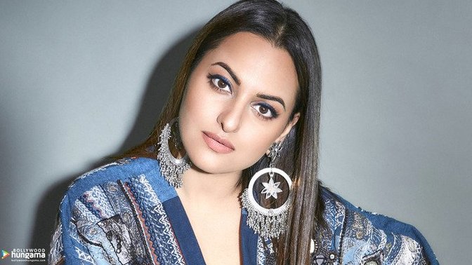 Which actress is looking most beautiful?
