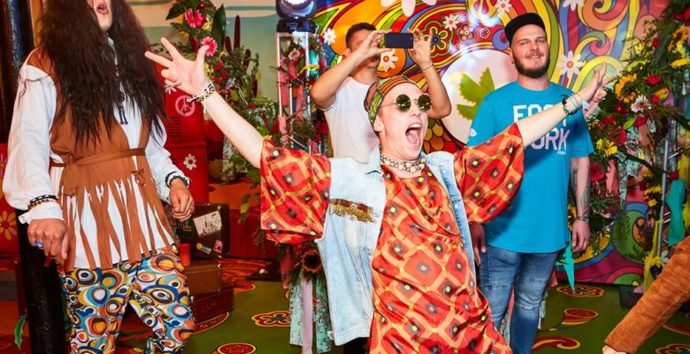 If you were going to throw a Cher-themed bachelorette party, how would you decorate?
