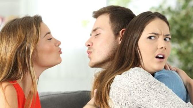 What's the Difference Between Flirting and Just Being Friendly?