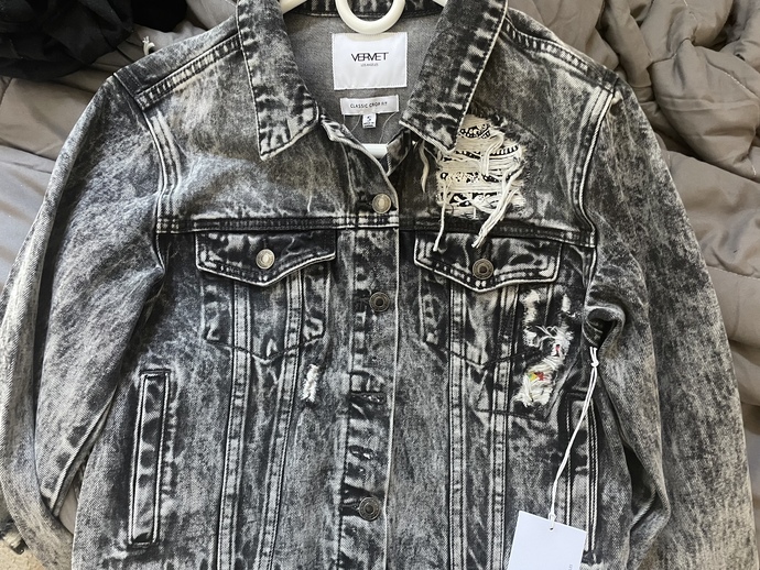 What color jeans would this Jean jacket look good with ( pics)?