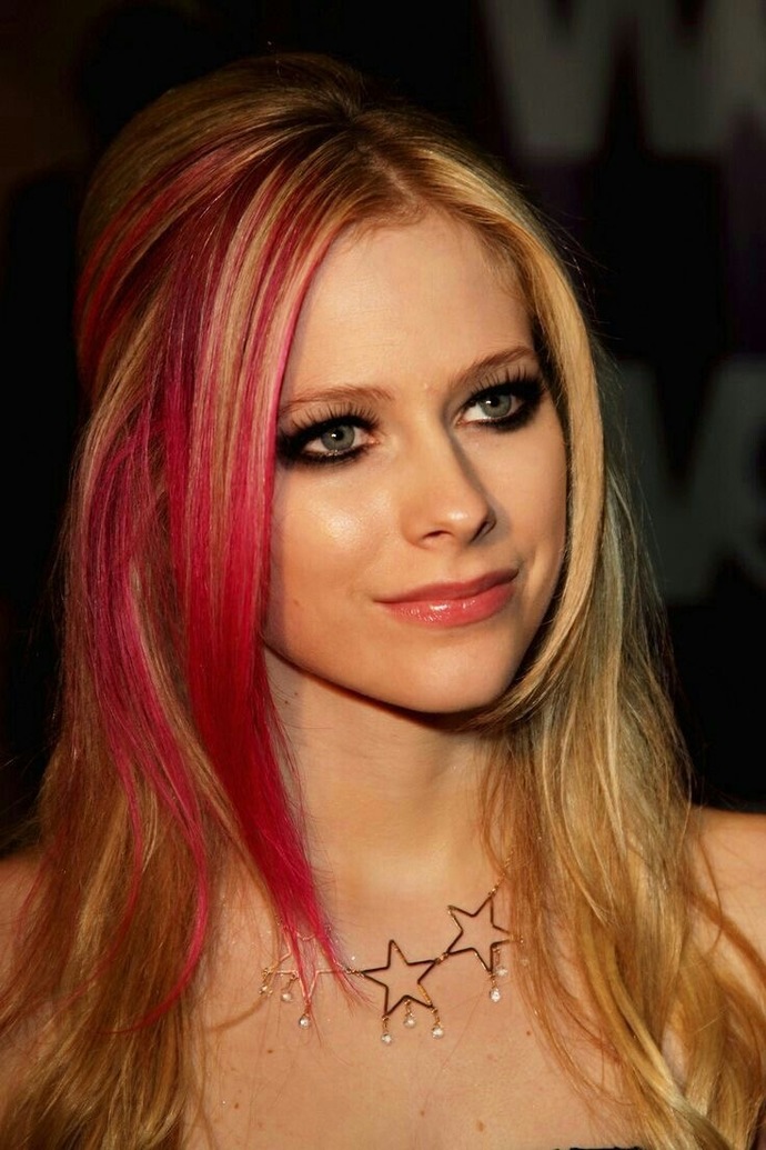 Do you find singer Avril Lavigne pretty?