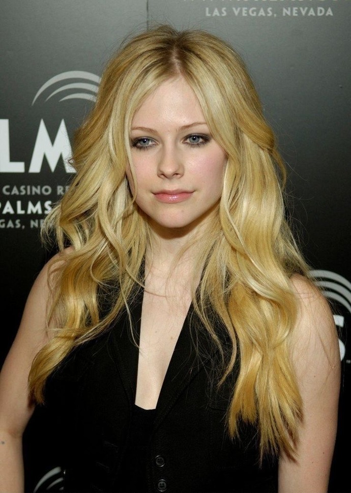 Do you find singer Avril Lavigne pretty?
