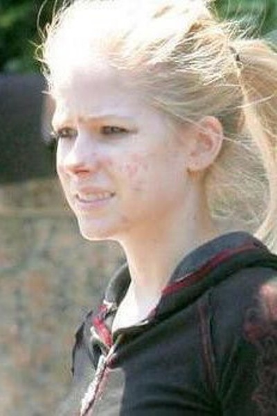 Do you find singer Avril Lavigne pretty?