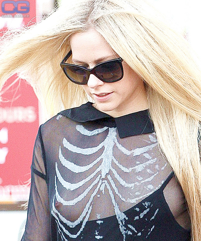 Do you find singer Avril Lavigne pretty?