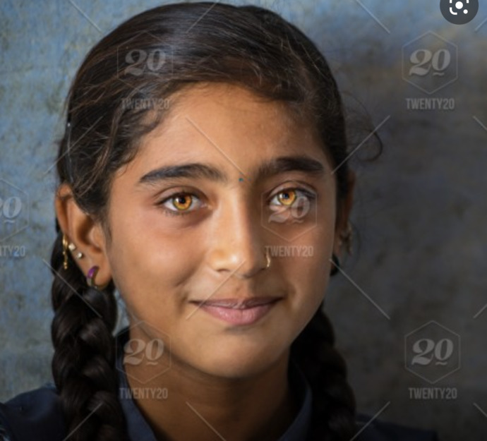 Girls, how beautiful is this eye color?